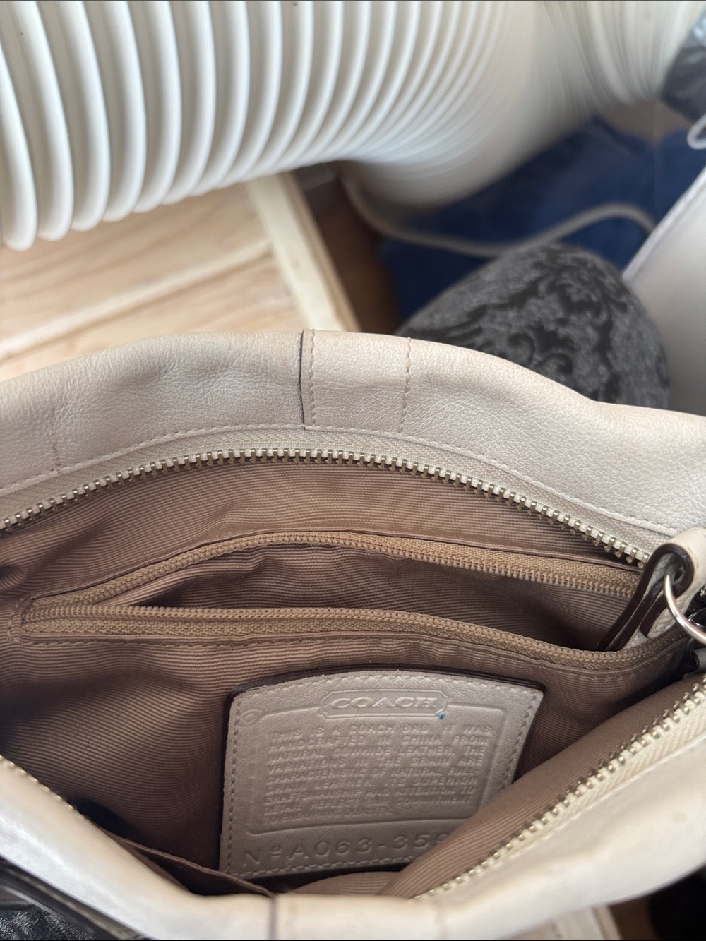 Coach White Leather Shoulder Bag with Buckle Details - Picture 5 of 6